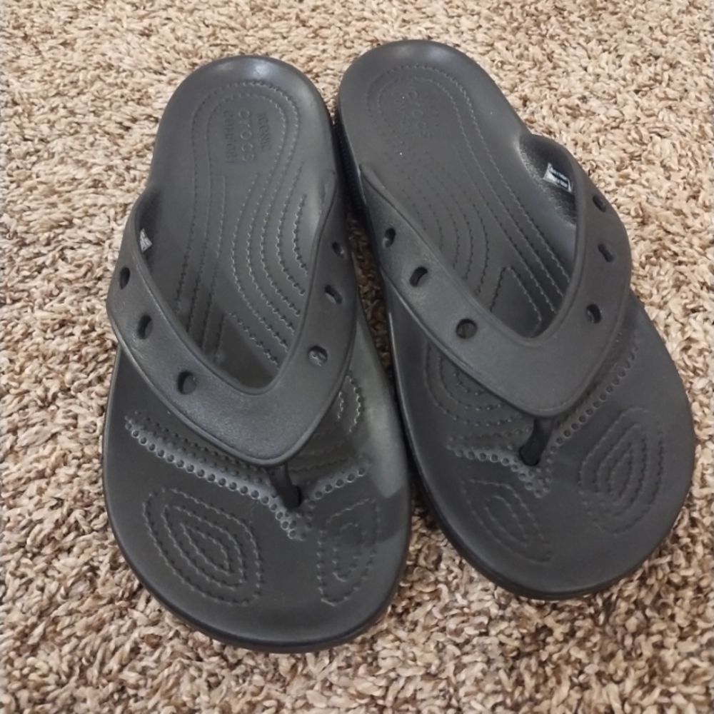 Crocs in color Black size 5 Men or 7 for Women in good condition.